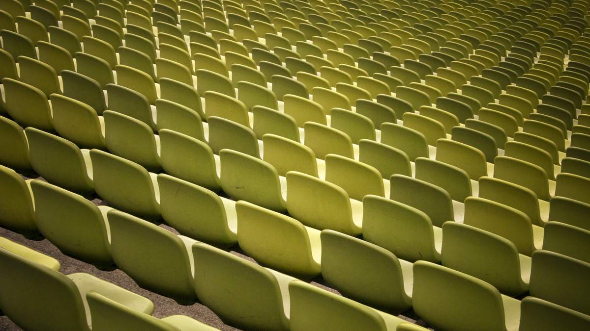 Tomma läktarstolar i en fotbollsarena