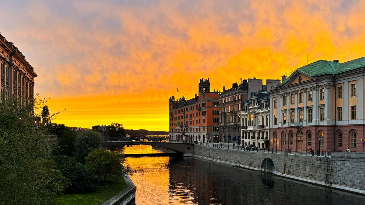 Regeringsbyggnader och Riksdagshuset vid Norrström i Stockholm i solnedgång