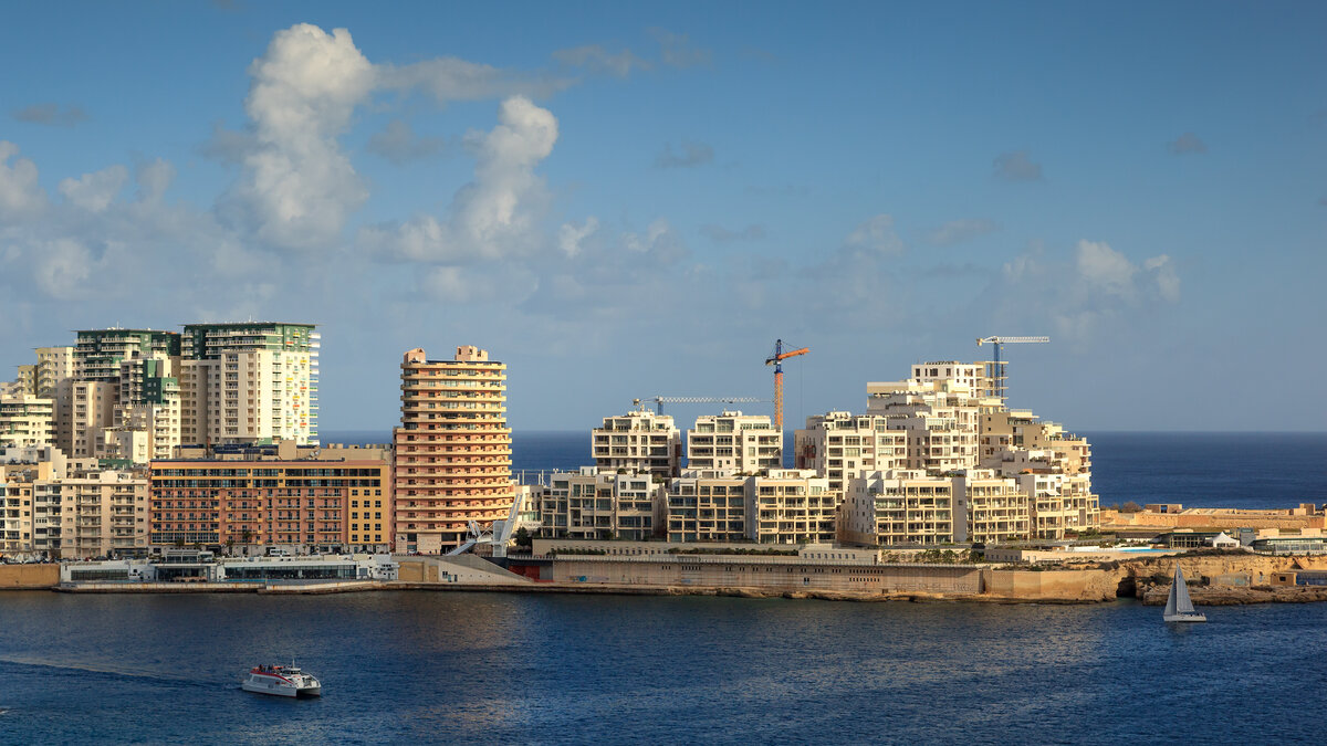 Kontorsbyggnader längs kustlinjen i Sliema, Malta