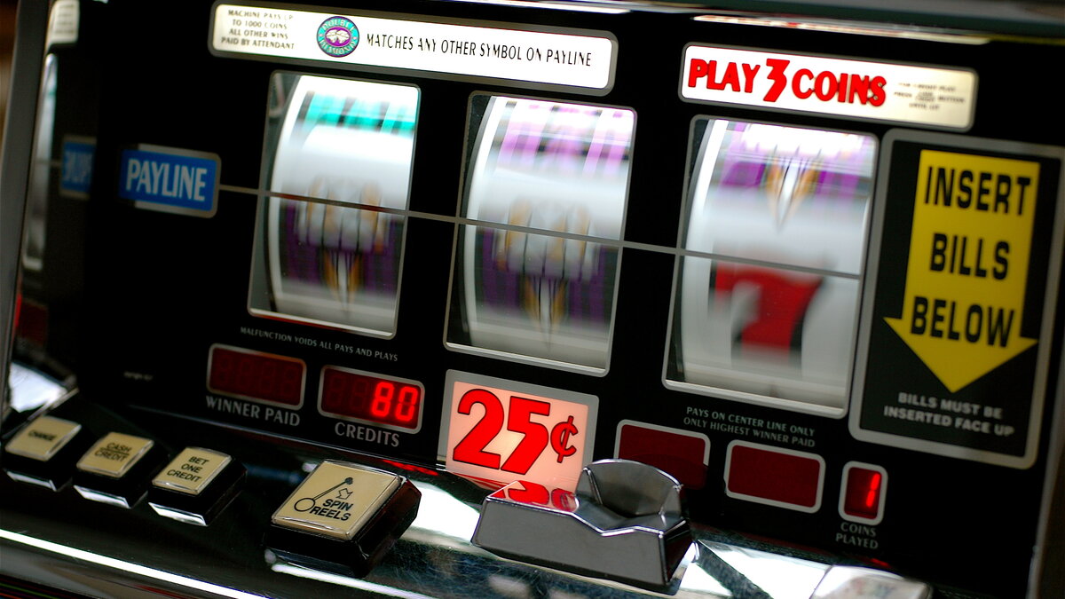Närbild på en spelautomats hjul med symboler
