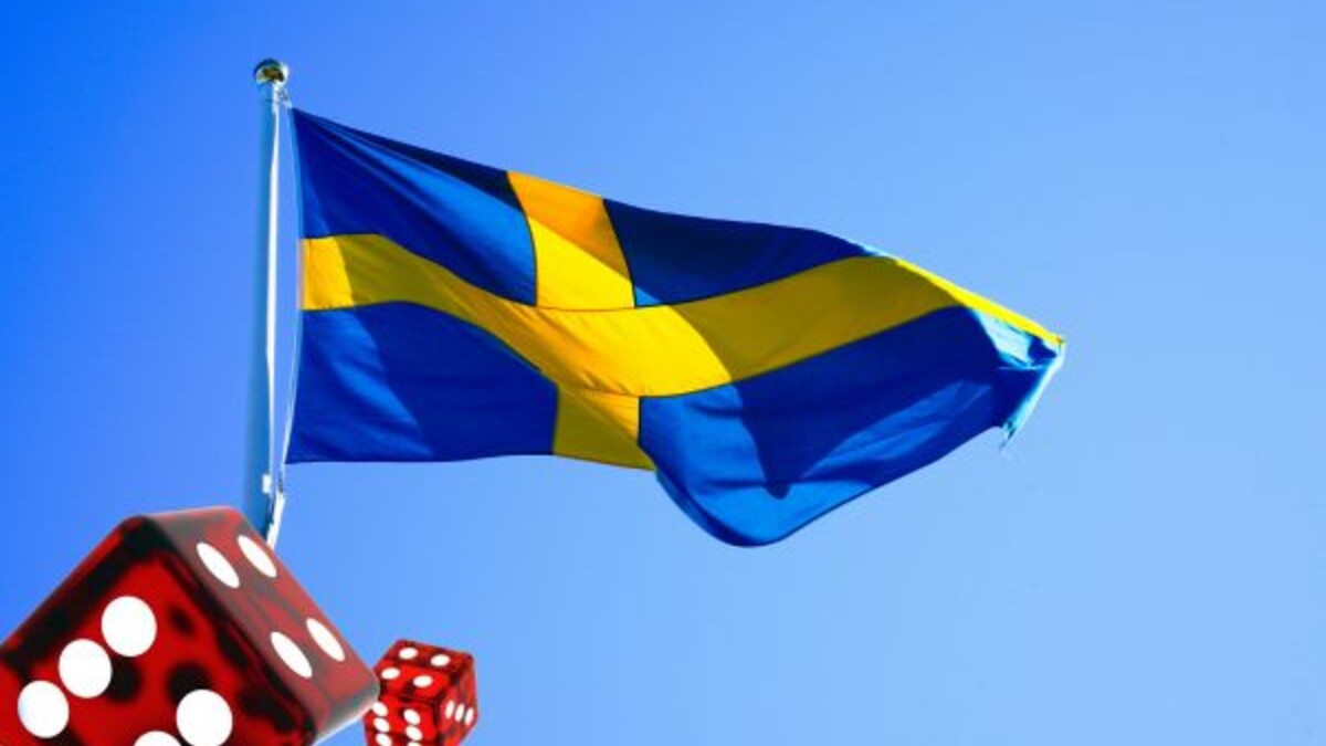 Svensk flagga med röda tärningar i förgrunden