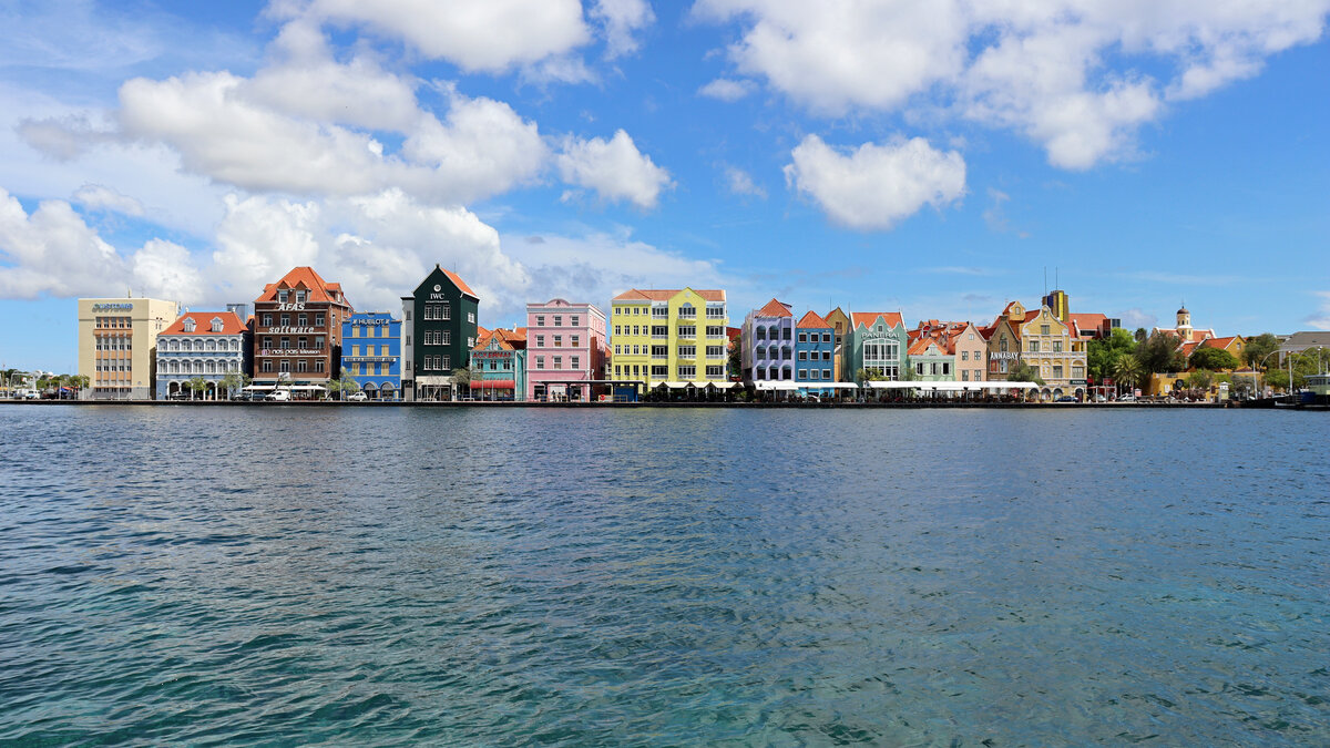 Hamnen i Willemstad, Curaçao, med kolonial arkitektur
